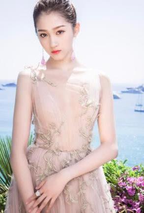 关晓彤迪丽热巴一袭黑色抹胸裙上身，身材惊艳众人，网友：这次终