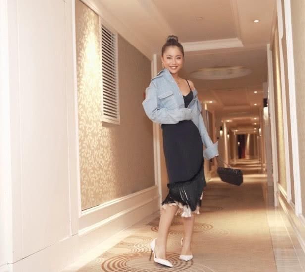 刚说完王菊瘦了，可机场照就打脸了！网友：腿依旧粗的很强壮！