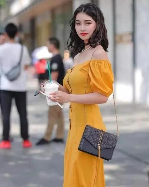  [风范]街拍：花枝招展的美女，一条一字肩连衣裙 ，时尚唯美气质风范