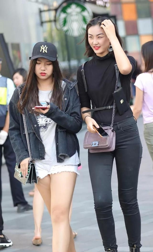  「白袜子」路人街拍,小姐姐穿着白袜子,这身打扮充满小可爱的气息!