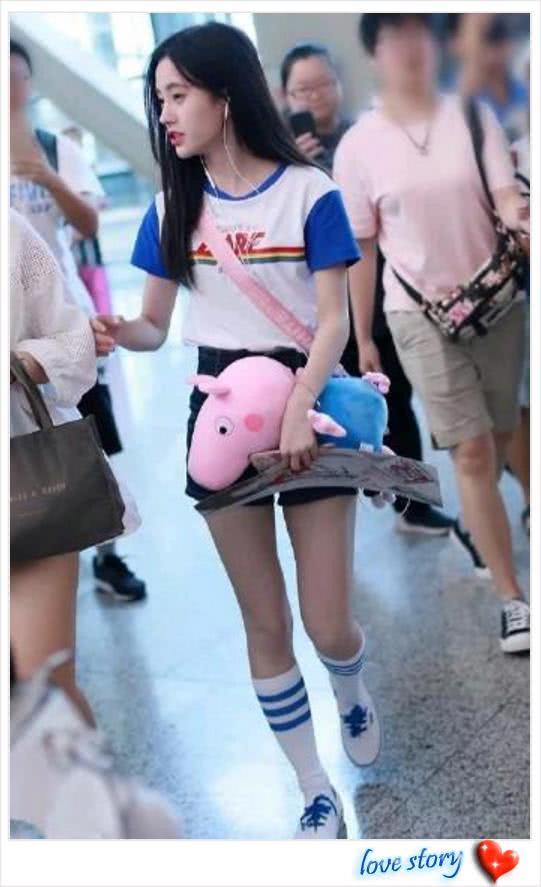 鞠婧祎紧身短裤秀细腿，但中间这条缝太尴尬了，网友：只怪她太瘦