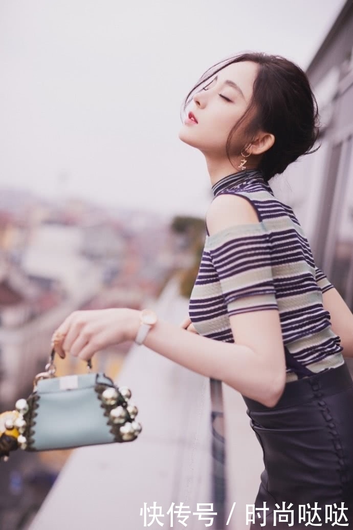 古力娜扎还真是会搭，高跟鞋配运动袜居然不丑，网友：气质很关键