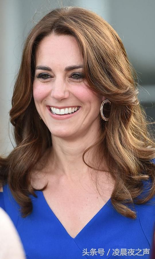 凯特王妃身穿“蓝色”长裙现身，不仅显腿长，而且很显优雅气质