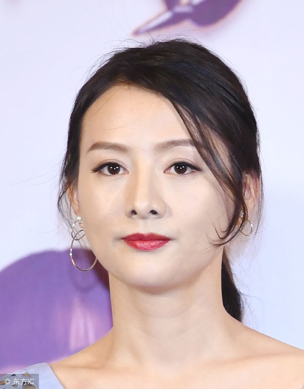 王靖云，穿短袖镂空连衣裙亮相，裙子很美，人，自个看吧