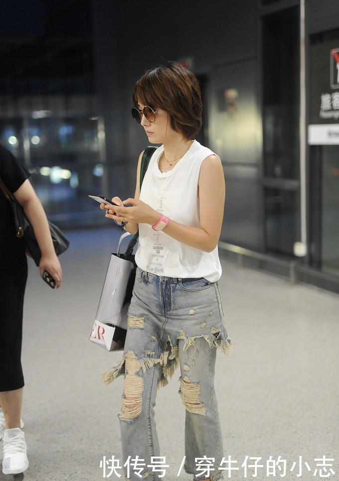 马伊琍又穿破洞裤走机场，这回还在外面套裙子，潮得不行啊