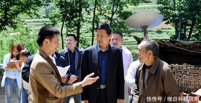 农民朋友们注意了，今年起，这几种村干部将会被严查，最好没有你