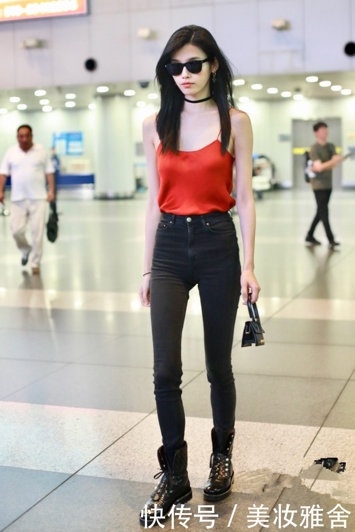 100斤不到的奚梦瑶穿运动裤现身，裤管还能再装下一个人！