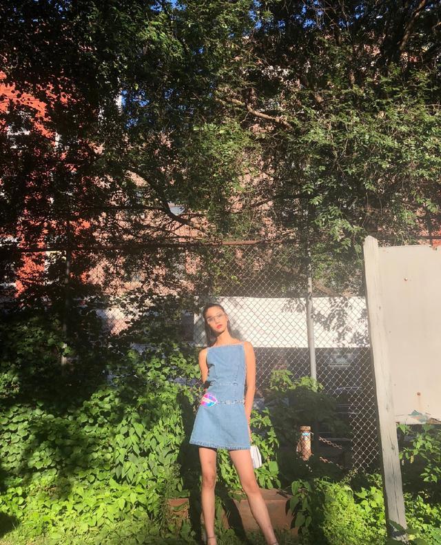 王艺穿香芋色吊带裙,性感仿佛落日女神,网友:被你美哭了!