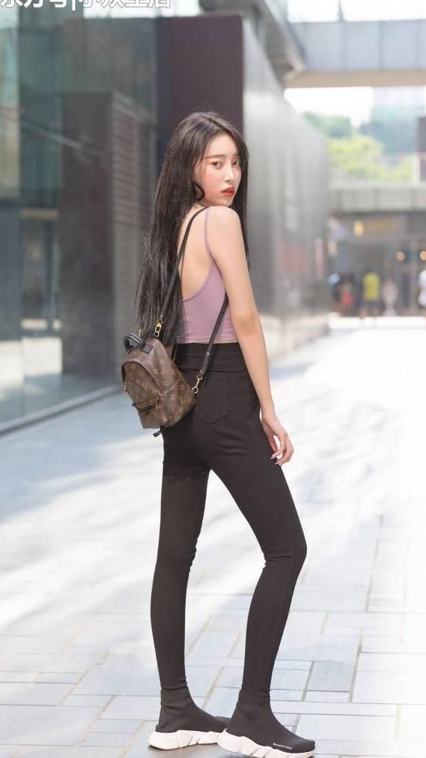 街拍：紧身的包臀裙行走间动感十足,小姐姐穿出女人的风情!