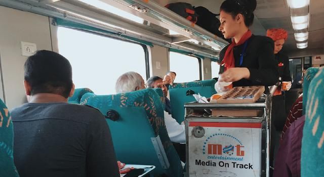 中国女孩在印度乘坐火车，实拍火车内部，来看看是什么样的