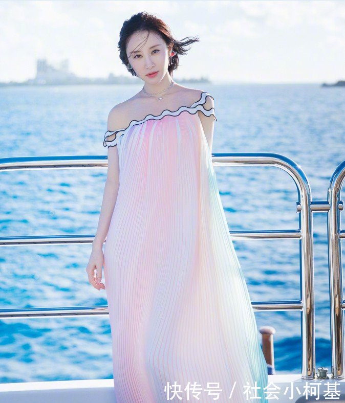 舒畅气质绝了，穿仙女裙却踩15块钱的人字拖，依旧清丽脱俗！