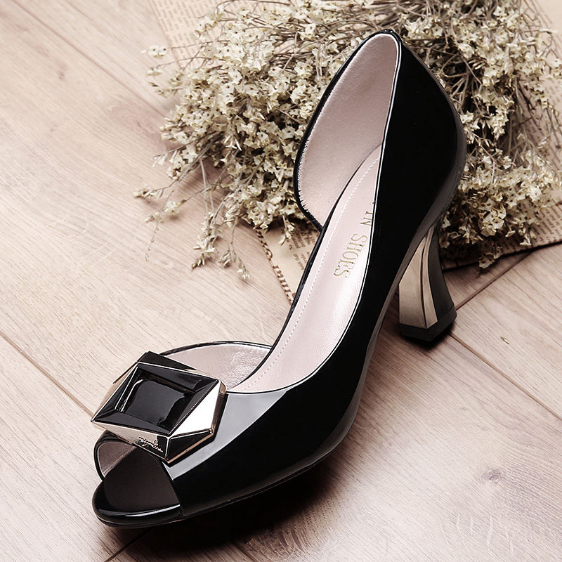 若你个子不高，少穿平底鞋!粗跟单鞋新上市，时髦高挑女人味十足