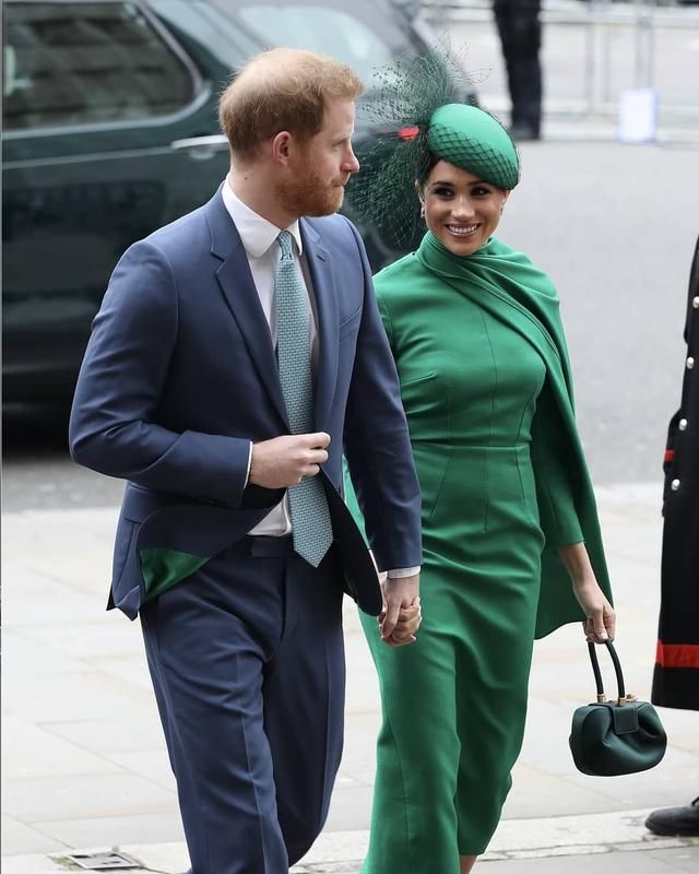 看起来■梅根一身绿用力过猛，凯特绝地反击赢得漂亮！穿旧大衣高贵大气