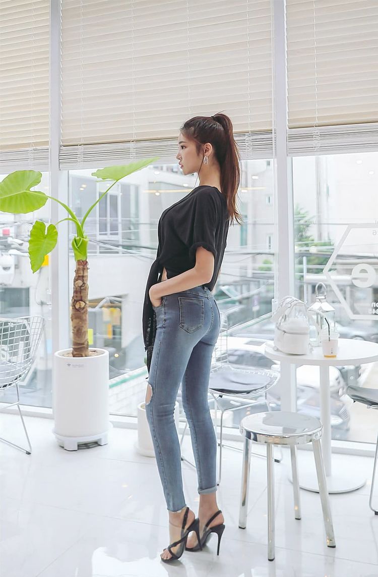 街拍：优雅迷人的牛仔裤小姐姐穿出匀称有致好身材，非常亮眼！