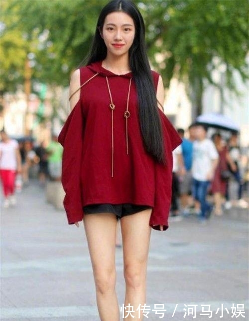 「小姐姐」优雅时尚的街拍:靓丽闪耀的美女,烘托出小姐姐魅力十足