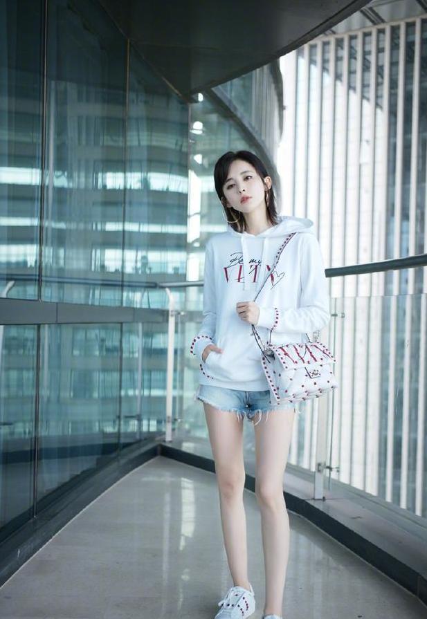 “国民腿精”是李溪芮?娜扎不服,靠双平底鞋凹出大长腿!