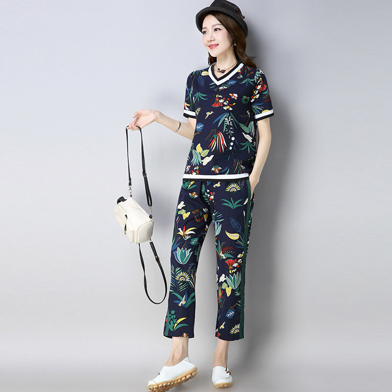 如果你也是70后，嫌穿裙子不方便，就穿棉麻套装，洋气超嫩美