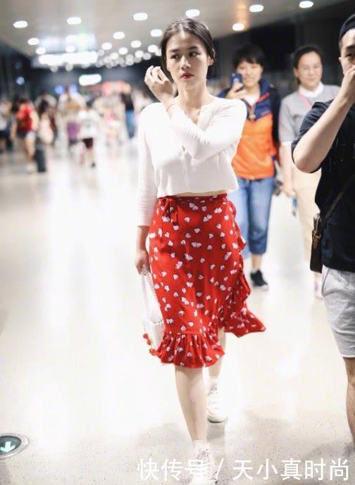 马思纯大意了,把裙子扯掉一半想秀腿,却意外暴露了“大象腿”!