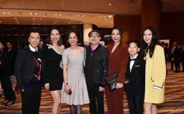  「功力」甄子丹63岁岳母冻龄功力深厚，与两个女儿合影宛如三姐妹