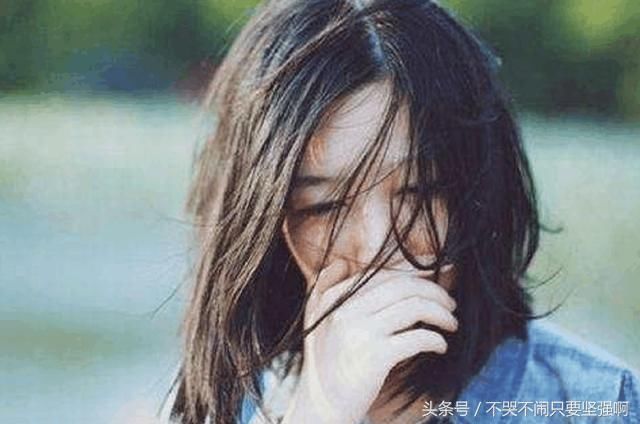 离婚一年后,我捡到前妻银行卡,查完余额我眼泪