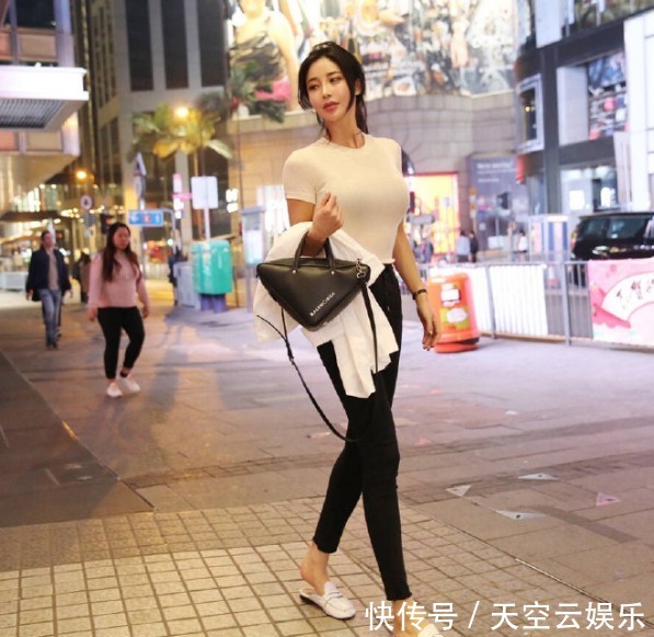 『 美女』你打几分?,这个美女的笑容和身材