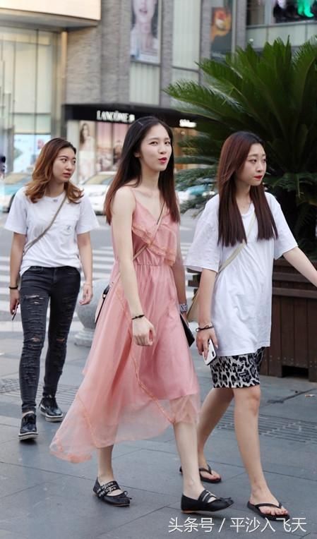 杭州街拍：俏皮可爱的美女给城市带来了活力！