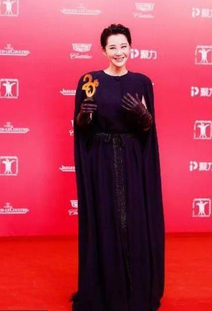 许晴这下消停了！一身“格格巫”黑裙遭吐槽，网友：老妖，哪里跑