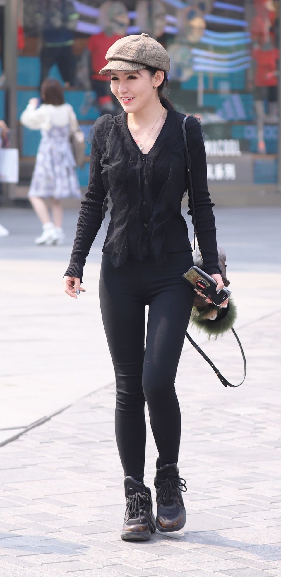 逛街时邂逅一位可爱的黑衣姑娘,看到她之后心情都变好了