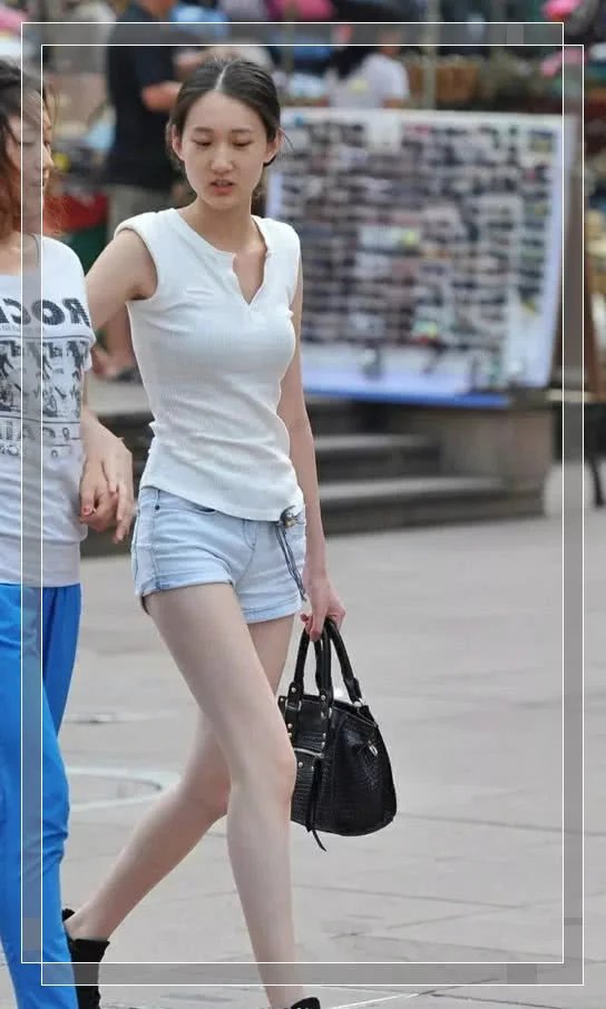 紧身裤下迷人线条吸睛无数，爱穿紧身短裤的小姐姐身材好