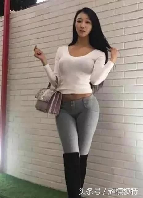 紧身牛仔裤穿出完美身材