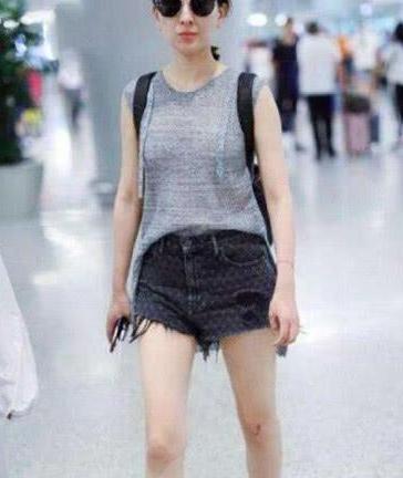 马苏放飞自我，短裤越穿越短，还不如不穿更舒服。网友：这膝盖伤