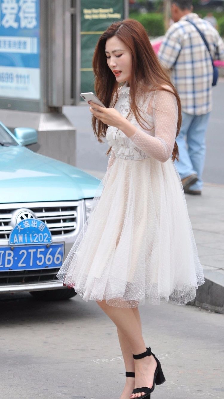 街拍丨穿白色蕾丝纱裙的小姐姐，肉肉的挺性感。