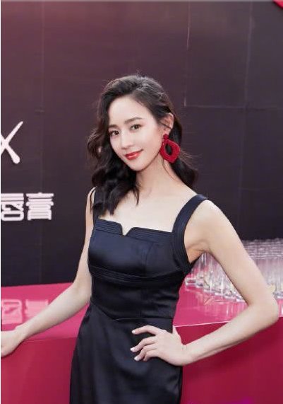 张钧宁穿吊带裙捞金女人味十足,简直就像一个迷人的妖精!