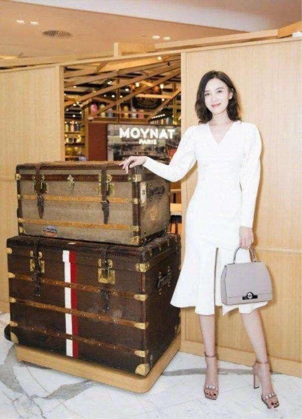 看了宋佳的腿，女人都要怀疑人生，网友：谁能娶到她真是赚大了！