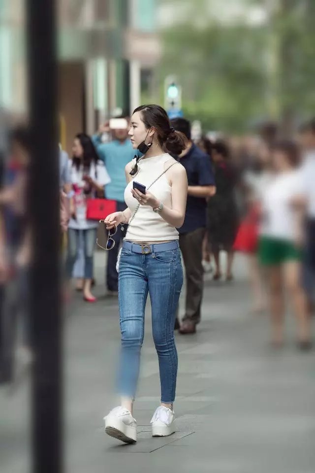 路人街拍，女神长相清丽笑容更是甜炸了，穿着令人赏心悦目