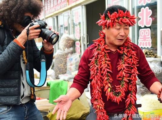男子被称为吃辣大王,辣椒配白酒和大蒜让人敬