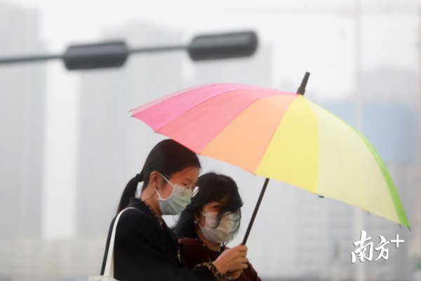  「图集」图集｜能见度2公里以下，深圳晚高峰迎来雨雾天气