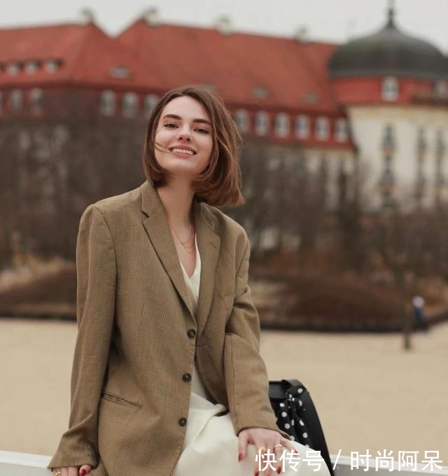  『你好』薄外套加仙女裙才是春天的打开方式，显瘦又显高，让你好看到爆
