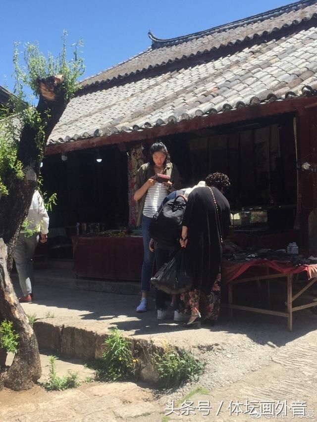 郎平给假朱婷和爸妈同游丽江 女排队长太醒目