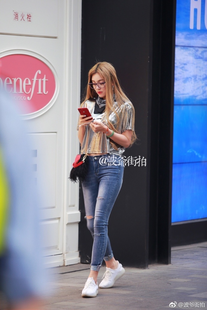 路人街拍：好可爱的小姐姐，一字肩镂空上衣秀出美腿，皮肤白皙