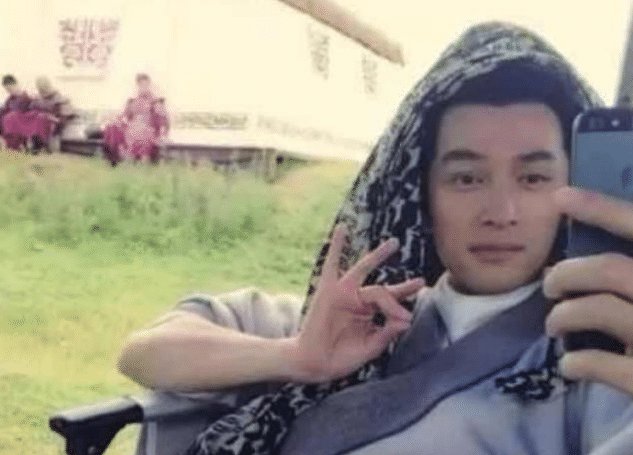 「看起来」明星们拍戏看起来简单，明星拍戏片场休息时是怎样的？