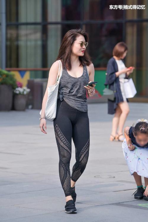 时尚辣妈真敢穿，黑色打底裤穿出了渔网丝袜的感觉！