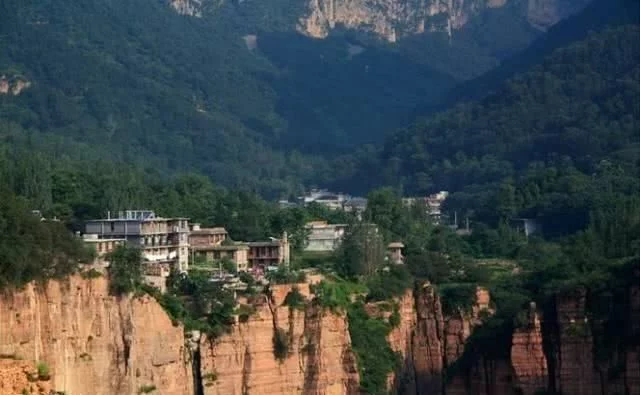 中国最怪的三个村庄:一个在天空一个在地底,还有一个“鬼村”