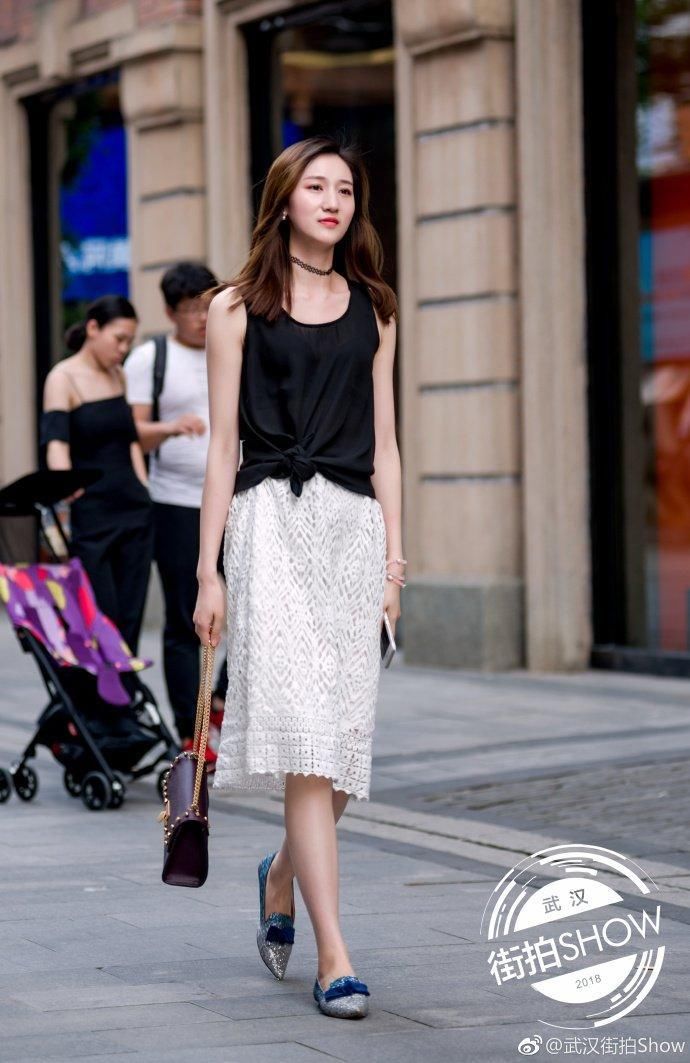 街拍:优雅复古的波点裙，无法抗拒的诱惑