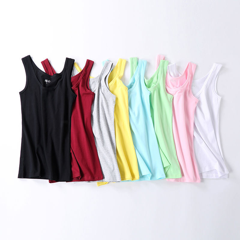 丰满的女人出门就穿个小背心，简单又诱惑，上街满满回头率