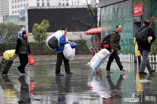  【春运】直击春运：冬雨绵绵挡不住回乡客的脚步