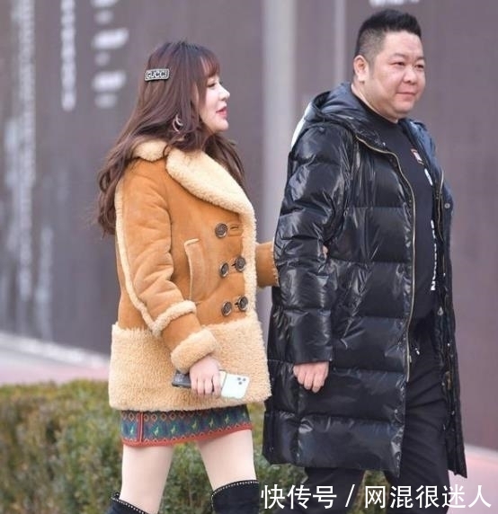 『秋月』街拍皎若秋月的美女,一条灰色的连衣裙,时尚气质风范