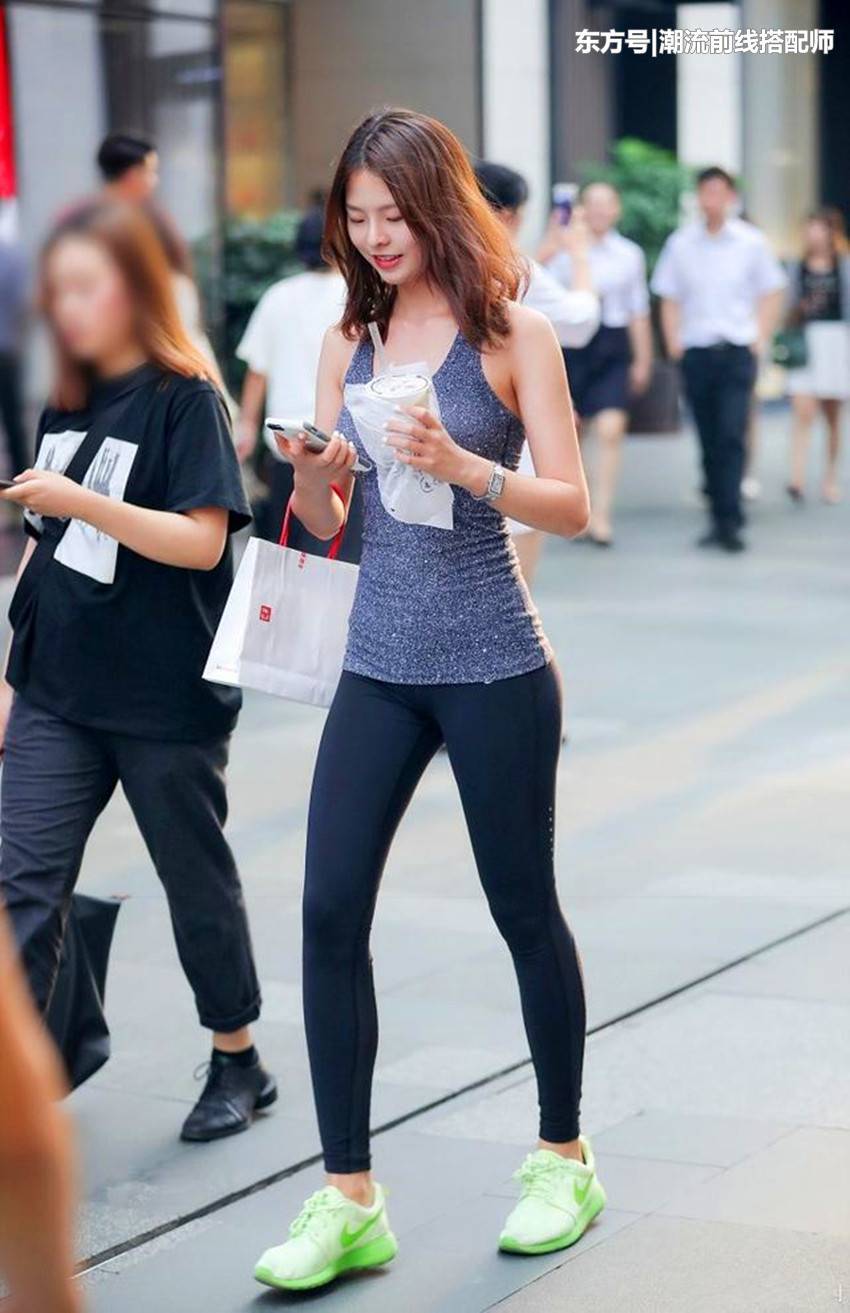 街拍：图2两位美女真会穿，皮裤又窄又短，图3美女皮裙很抢眼