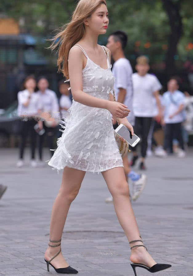 气质小姐姐超短裙裹出饱满身材，清纯气质像一位小仙女