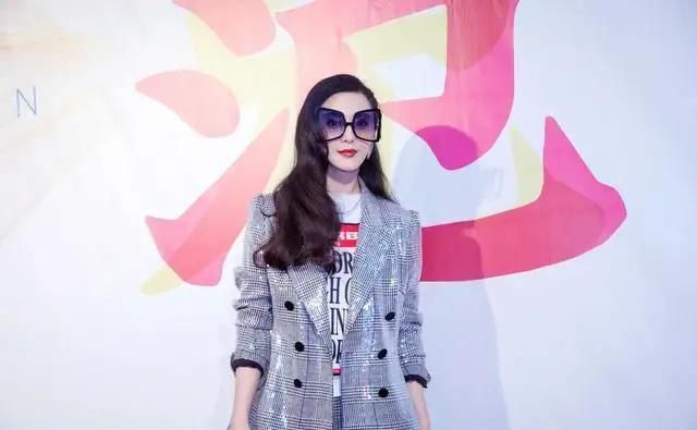  『格子』范爷愈来愈高姿态，穿亮片格子图案西装配线长卷发，超大型太阳眼镜气质A爆